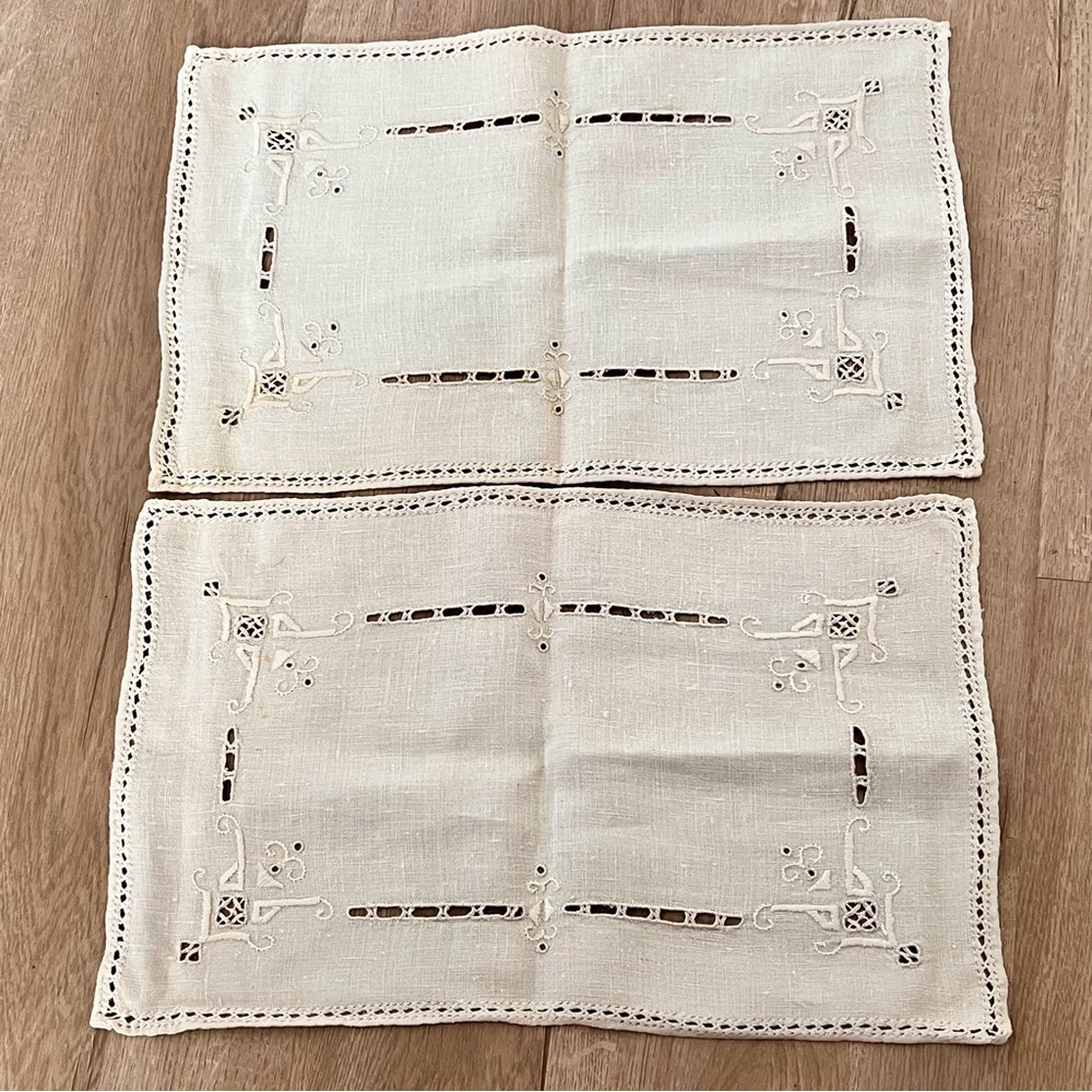 Crochet Embroidered Ivory Linen Placemats Table Cloth Set Of 2 - 10” X 16” Vtg - Picture 2 of 6